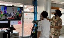 Direktur Digital Business Telkom M. Fajrin Rasyid (kiri) mencoba teknologi Augmented Reality yang dikembangkan Lab Advanced Technology Research (ATR).