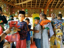 Para Mualaf Baduy yang menerima santunan