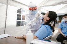 Karyawan PT Mowilex Indonesia melakukan test swab dengan Alat Uji Panbio Antigen Covid-19.