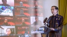 Presiden juga mendorong agar industri keuangan Indonesia bisa membangun sistem internal yang berstandar internasional secara baik.
