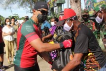 Keliling Bersepeda Pangdam XVII Cenderawasih Juga Bagikan Sembako