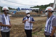 (Dari kiri ke kanan). Pemimpin Proyek Investasi Strategis Labuan Bajo Pelindo III Mukhammad Fathoni, Direktur Utama Pelindo III U. Saefudin Noer, CEO Pelindo III Regional Bali Nusa Tenggara I Wayan Eka Saputra saat melakukan peninjauan langsung lokasi pembangunan Terminal Multipurpose Labuan Bajo