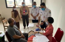 Bank DKI menyerahkan bantuan sosial tunai ke masyarakat