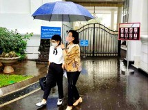 Menteri Sri Mulyani Berpayungan dengan Menlu Retno di Istana (facebook Sri Mulyani)