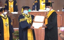 Ketua Bidang Pembinaan Prestasi PSSI Nurdin Halid (kanan) berdialog dengan Ketua Umum PSSI Agum Gumelar periode 1998-2003 (tengah), didampingi Sekjen Tri Goestoro, dalam sebuah acara PSSI di Jakarta. (Foto: dok. The Nurdin Halid Institute)