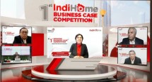 Komisaris Telkom Prof. Dr. Ir. Marsudi Wahyu Kisworo (kanan atas) didampingi Direktur Consumer Service Telkom FM Venusiana R (tengah), Pakar Teknologi Prof. Dr. Ir. R. Eko Indrajit, M.Sc., MBA., Mphil., MA (kanan bawah), Executive Vice President Telkom Regional II Teuku Muda Nanta, M.Eng (kiri bawah), dan Senior General Manager Telkom Corporate University Dr. Jemy Vestius Confido (kiri atas) umumkan pemenang The 1st IndiHome Business Case Competition.