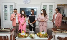 Owner MS Glow Gilang Widya Purnama dan Shandy Purnamasari ( kiri) meresmikan klinik kecantikan MS Glow di Medan yang mempekerjakan disabilitas (tengah).