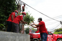 Direktur Network & IT Solution Telkom Herlan Wijanarko (kanan) meninjau kondisi rumah kabel atau optical distribution point (ODP) Telkom di wilayah terdampak banjir Pondok Karya, Kelurahan Pela Mampang, Kecamatan Mampang Prapatan