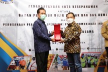 Direktur Enterprise & Business Service Telkom Edi Witjara (kanan) menyerahkan menyerahkan cindera mata kepada Kepala BPH Migas M. Fanshurullah Asa (kiri)
