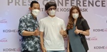 Juragan 99, Gilang Widya Purnama dan Shandy Purnamasari mengapit Atta Halilintar saat peluncuran komsemask