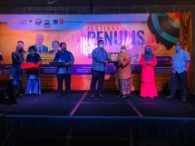 Penyair Indonesia Penerima Anugerah Sastera Kemanusiaan dan Diplomasi ASEAN dalam Festival Penulis Sabah 2021