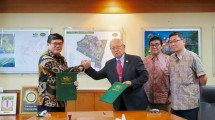 Direktur Utama PT Jababeka Morotai, Basuri Tjahaja Purnama saat melakukan penandatanganan MoU dengan OISCA terkait pembangunan Monumen Perang Dunia II di KEK Morotai