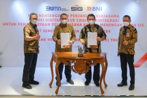 Direktur Utama SIG, Hendi Prio Santoso (kedua dari kanan), Direktur Utama BNI, Royke Tumilaar (kedua dari kiri), Direktur Keuangan & Manajemen Risiko SIG, Doddy Sulasmono Diniawan (paling kiri), Direktur Bisnis UMKM BNI, Muhammad Iqbal (paling kanan) usai penandatanganan Perjanjian Kerja Sama.
