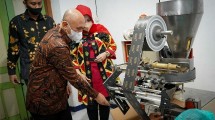 Menteri Koperasi dan UKM Teten Masduki mengunjungi pusat produksi gula cair PT Gula Energi Nusantara (GEN) di Klaten, Jawa Tengah.