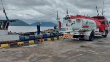 Penyaluran BBM di Adonara