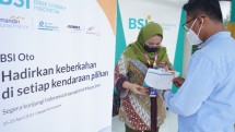 Petugas BSI memperlihatkan form ke calon nasabah
