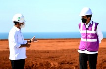 Jokowi Tinjau Kawasan Industri Batang