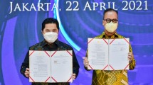 Menperin Agus Gumiwang Kartasasmita bersama Menteri BUMN Erick Thohir saat menandatangani MoU akselerasi industri 4.0 di BUMN