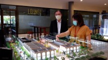Harto Laksono (Direktur Pemasaran Intiland Wilayah Surabaya) beserta Koemalawati Angkadjaja (Koordinator Pemasaran Tierra) meninjau maket proyek Tierra SOHO yang menjadi pengembangan tahap pertama dari superblok Tierra di Surabaya