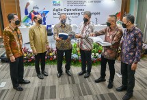 Perusahaan energi terintegrasi nasional PT ABM Investama Tbk. (IDX: ABMM) menggelar Rapat Umum Pemegang Saham Tahunan (RUPST) pada hari ini, Jumat (7/5). (Ki-ka) Adrian Erlangga selaku Direktur, Arief Tarunakarya Surowidjojo selaku Komisaris Independen, Andi Djajanegara selaku Direktur Utama, Haris Mustarto selaku Direktur.