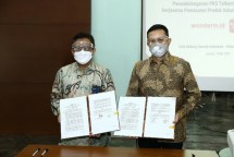 Direktur Digital Business Telkom M. Fajrin Rasyid (kanan) menyerahkan cindera mata kepada Direktur Teknik Garuda Indonesia Rahmat Hanafi
