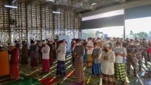 Prajurit KRI Teluk Bintuni 520 Sholat Idul Fitri