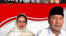 Menteri Perindustrian Agus Gumiwang Kartasasmita bersama istri