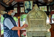 Gubernur Anies Ziarah ke Makam Cit Nyak Dien di Sumedang