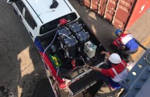 Teknisi PT BIMA sedang mempersiapkan filter engine untuk Biosolar B30 di RTG di Terminal Petikemas Semarang