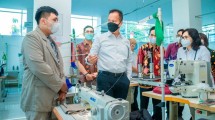 Menperin Agus Gumiwang Kartasasmita didampingi Dirjen IKMA Kemenperin Gati Wibawaningsih ketika melakukan kunjungan kerja di Akademi Komunitas Industri Tekstil dan Produk Tekstil (AK-Tekstil) Solo