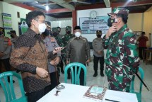 Panglima TNI Marsekal TNI Hadi Tjahjanto, S.I.P., bersama Menteri Kesehatan Ir. Budi Gunadi Sadikin, CHFC, CLU