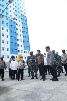Panglima TNI Marsekal TNI Hadi Tjahjanto, S.I.P. didampingi Kapolri Jenderal Pol Drs. Listyo Sigit Prabowo, M.Si dan Menkes Ir. Budi Gunadi Sadikin, CHFC, CLU