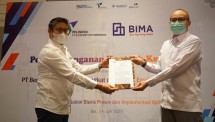 Andriyuda Siahaan, Direktur Utama PT BIMA (kiri) bersama M. Ayub Rizal,Direktur Utama PT EII, sesaat setelah penandatanganan kontrak kerjasama