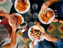 Ilustrasi Makan Junk Food (Ist)