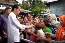 Presiden Jokowi bersama masyarakat di Tebet, Jakarta Selatan, Kamis (22/6). (Foto: Humas/Oji)