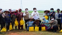 Menteri Pertanian Syahrul Yasin Limpo bersama petani
