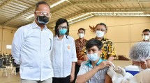 Menteri Perindustrian Agus Gumiwang Kartasasmita saat meninjau vaksinasi pekerja industri di kawasan industri Jababeka