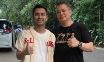 Yohanes Teguh Gunawan bersama artis Raffi Ahmad yang menjadi pelanggannya untuk modifikasi mobil dengan sistim wrapping