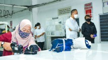 Menperin Agus Gumiwang Kartasasmita bersama Wakil Direktur Utama PT. Pan Brothers Tbk. Anne Patricia Sutanto saat memantau prokes di pabrik PT Pan Brothers
