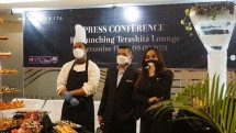 Dari kiri ke kanan: Chef Heru Sudrajat, Sous Chef Teraskita Hotel Jakarta managed by Dafam; bersama Ferry Febriari, General Manager; serta Nancy Fenyapwain, Director of Sales and Marketing berpose bersama dalam acara Re-launching Teraskita Lounge. (Foto: Humas Teraskita Hotel Jakarta managed by Dafam)
