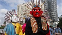 Ondel-ondel, Merupakan Salah Satu Ciri Khas Masyarakat Betawi (Foto: mrosyidin8.wordpress.com)