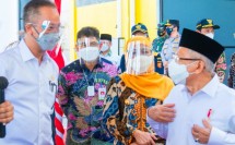 Menperin Agus saat mendampingi Wapres Ma'ruf Amin meninjau kawasan industri halal di Sidoarjo