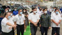Menkomarves Luhut Binsar Pandjaitan didampingi Menkes Budi Gunadi Sadikin dan Menhub Budi Karya Sumadi saat mengunjungi pabrik Wuling Motors di Cikarang
