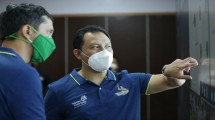 Direktur Enterprise & Business Service Telkom Edi Witjara (kanan) meninjau & memastikan kesiapan dukungan TelkomGroup dalam penyelenggaraan PON XX Papua 2021