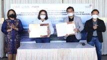 Direktur Enterprise and Business Service PT Telkom Indonesia (Persero) Tbk (Telkom) Edi Witjara (paling kanan) dan Direktur Pengembangan Bisnis PT Pengembangan Pariwisata Indonesia (Persero) atau Indonesia Tourism Development Corporation (ITDC) Ema Widiastuti (paling kiri) menyaksikan penandatanganan Perjanjian Kerja Sama (PKS) tentang Penyelenggaraan Infrastruktur dan Pemasaran Layanan Teknologi Informasi dan Komunikasi (TIK) di Jalan Kawasan Khusus (JKK) The Mandalika