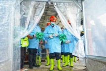 Direktur Utama Berdikari Harry Warganegara di sela peninjauan fasilitas area peternakan yang terletak pada Desa Bila, Kecamatan Pitu Riase, Jumat (8/10) lalu.
