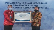 Division Head International Business Division PT Bank Rakyat Indonesia (Persero) Tbk Trihartono dan Head of Global Market PT Bank Muamalat Indonesia Tbk Moh. Madina Hendrik Soe’oed