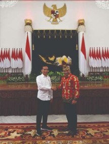Presiden Jokowi dan Ketua Umum Dewan Pimpinan Nasional Pemuda Adat Papua Jan Cristian Arebo, SH