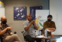 Suasana bincang-bincang yang bertemakan “Hoaks Informasi Kesehatan Berpotensi Bahayakan Kesehatan Anak-Anak” yang dipandu (dari kiri ke kanan) moderator Maman Suherman, Ketua Harian YAICI Arif Hidayat, SE., MM, serta Peneliti Media Ignatius Haryanto. (Foto: Humas YAICI)
