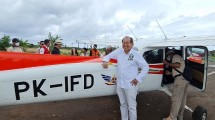 Hermawan Kartajaya saat merasakan kegiatan terbaru Tanjung Lesung, yaitu joy flight